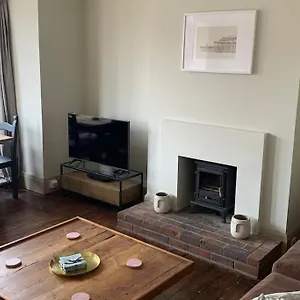 Lovely 4 Bedroom Home, Stones Throw From The Holiday home Brighton